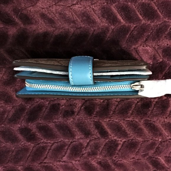 COACH NWT Medium Corner Zip Wallet - Picture 5 of 5